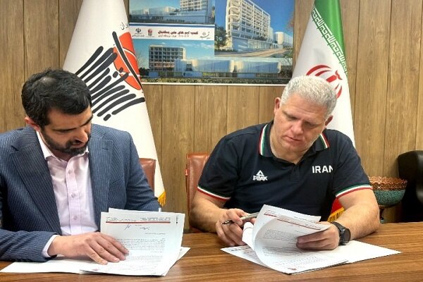 قرارداد سوتیریوس مونولوپولوس سرمربی تیم ملی بسکتبال ایران تا ۲۰۲۸ تمدید شد