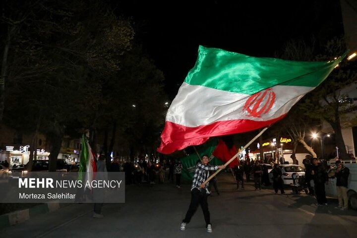 ۷۰ شب بعثت ملی؛ حماسه پرچم‌گردانی در بام ایران ادامه دارد/ عضو هیئت علمی دانشگاه: در هیچ کجای تاریخ این حضور مردمی را سراغ نداریم