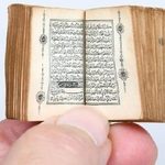 توجه بازدیدکنندگان نمایشگاه کتاب ابوظبی به مصحف ۱۳۰ ساله مینیاتوری