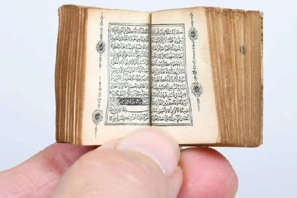 توجه بازدیدکنندگان نمایشگاه کتاب ابوظبی به مصحف ۱۳۰ ساله مینیاتوری